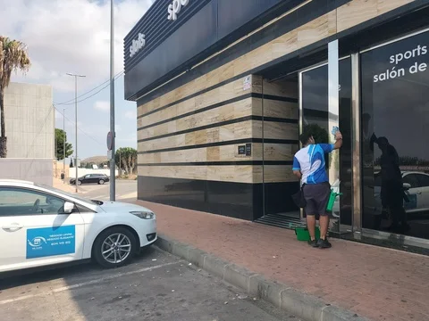 Mr Glass limpiando los cristales de una empresa